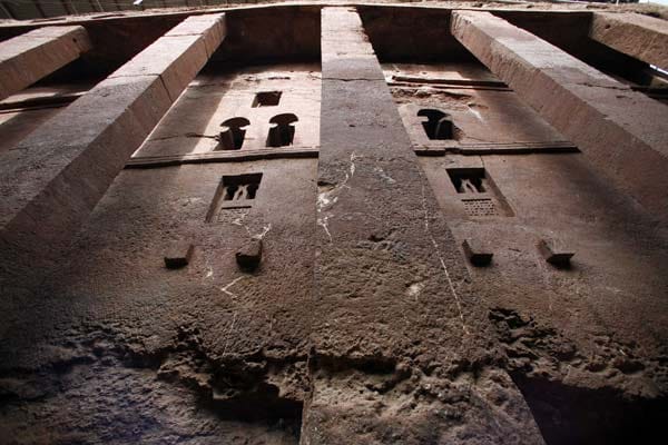 Jede Kirche in Lalibela ist aus dem Fels geschlagen worden.