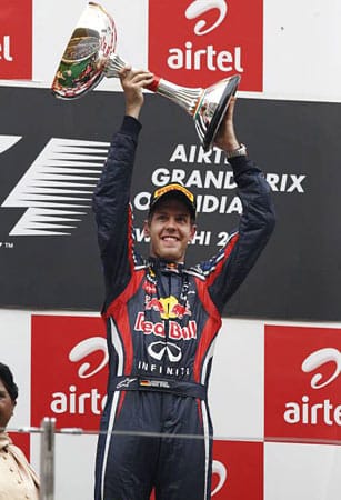 Jüngster Doppel-Weltmeister der Formel: Mit 24 Jahren und 98 Tagen verteidigte Sebastian Vettel als erst neunter Fahrer in der 62-jährigen Geschichte der Königsklasse erfolgreich den WM-Titel. Mit 15 Siegen im Qualifying stellte der Heppenheimer im Red Bull zudem einen neuen Pole-Rekord auf.
