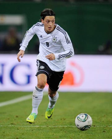 Überragender Regisseur: Angetrieben von Mesut Özil schaffte die deutsche Fußball-Nationalmannschaft mit zehn Siegen in zehn Spielen die perfekt Qualifikation für die EURO 2012 in Polen und der Ukraine.