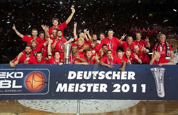 Double verteidigt: Die Brose Baskets Bamberg waren auch 2011 das Maß der Dinge im deutschen Basketball. Zum zweiten Mal in Folge gewannen die Mittelfranken Meisterschaft und Pokal.