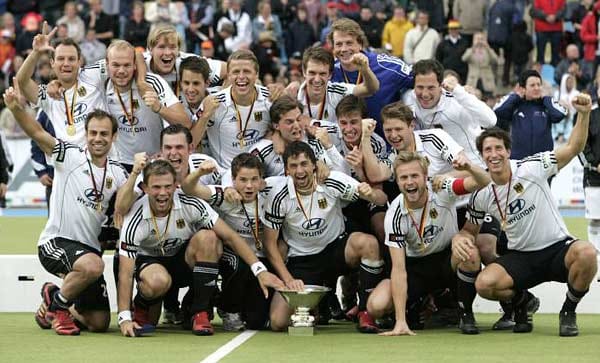 Jubel über den Europameistertitel: Die deutschen Hockey-Herren gewannen das EM-Turnier im eigenen Land und sicherten sich die Teilnahme an den Olympischen Spielen 2012 in London. Im Finale bezwang die DHB-Auswahl den Erzrivalen Niederlande mit 4:2 Toren.