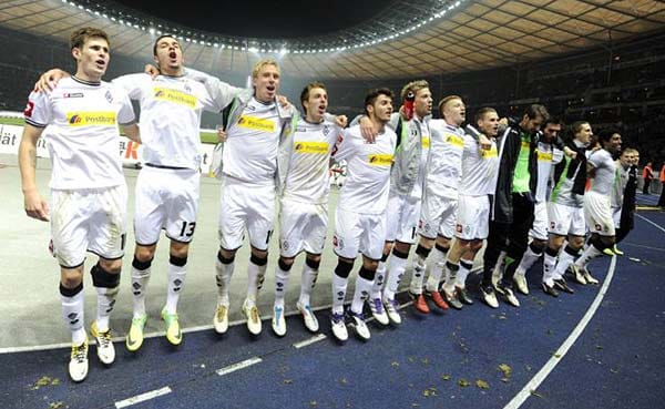 Gladbacher Wunder: Im Frühjahr war die Borussia noch hoffnungslos Letzter der Bundesliga, ehe unter Trainer Lucien Favre die große Aufholjagd begann. In der Relegation gegen Bochum sicherten sich die Fohlen den Klassenerhalt. In der aktuellen Spielzeit sind Reus und Co. das Überraschungsteam schlechthin.