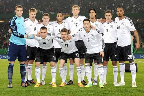 Besser geht's kaum: Die junge deutsche Fußball-Nationalmannschaft verschaffte sich 2011 durch imponierende Leistungen weltweit allergrößten Respekt. Neben dem Durchmarsch in der EM-Quali gab es eindrucksvolle Siege gegen Brasilien und Erzrivale Holland.