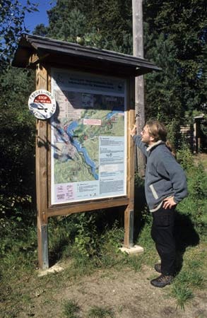 Tafeln an den Uckermärkischen Seen informieren über Kanurouten durch den Naturpark.