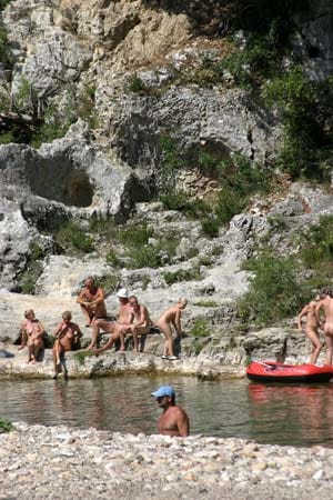 Die Céze ist ein Badeparadies für Campingurlauber, die der Freien Körperkultur frönen wollen.