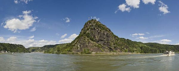 Weinwanderung entlang des Rheins mit Ausblick auf den Loreley-Felsen im Mittelrheintal.