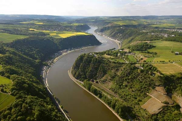 Vom Loreley-Felsen hat man eine wundervolle Aussicht auf Rhein-Tal.