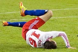 Schmerzhafter Aufprall: Marcus Berg bricht sich in dieser Szene das Schlüsselbein.