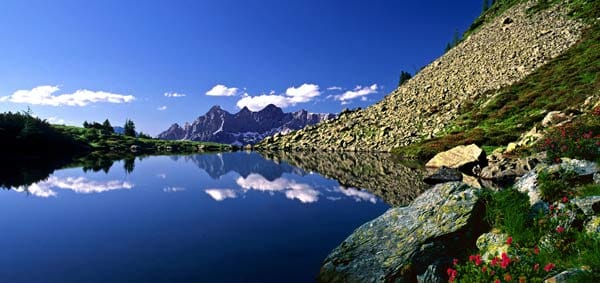 Reflektion des wuchtigen Dachstein-Massivs im Mittersee, der auch Spiegelsee genannt wird.