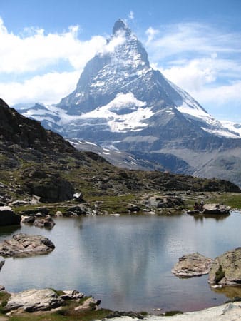 Auf einer Wanderung um den Riffelsee sieht man das Matterhorn perfekt in Szene gesetzt.