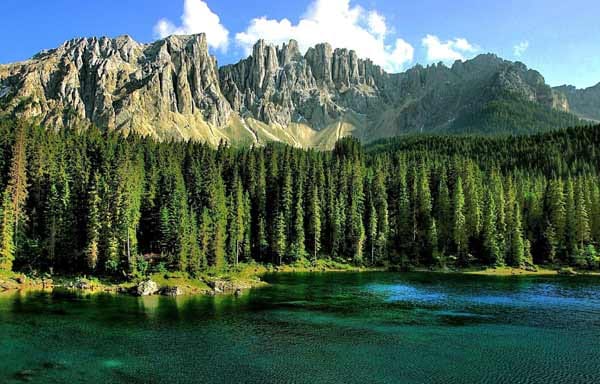 Wanderung zum Regenbogensee, wie der in den westlichen Dolomiten liegt auf 1520 Metern Höhe gelegen Karersee auch genannt wird. Wie die umliegende Region zählt der 300 Meter lange und 130 Meter breite Bergsee zum Weltnaturerbe der Unesco.