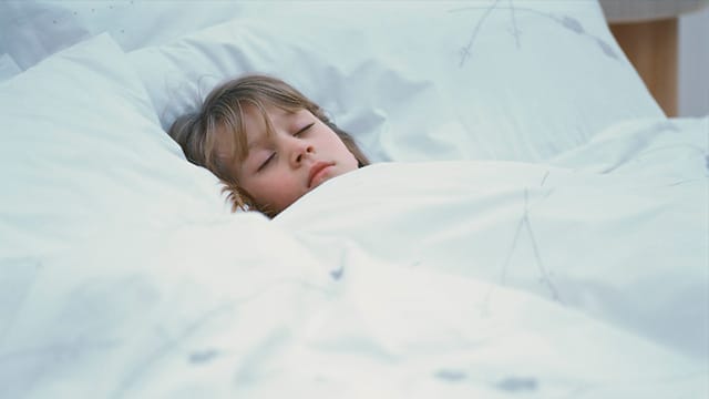 Das nächtliche Einnässen ist eine Belastung für Kinder und Eltern.