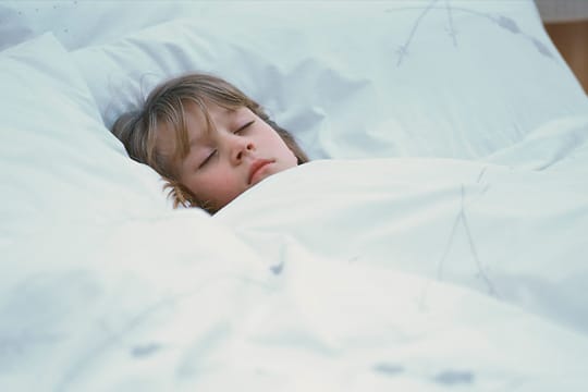 Das nächtliche Einnässen ist eine Belastung für Kinder und Eltern.