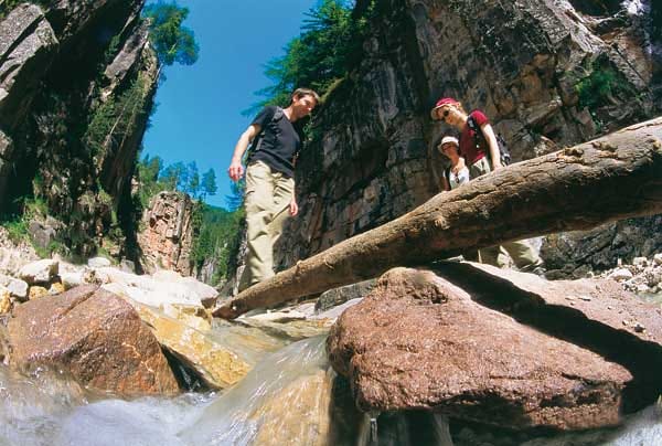 Wandern entlang des Bletterbachs: Der Wasserlauf hat sich mehr als 400 Meter tief in die verschiedenen Gesteinsschichten gegraben.