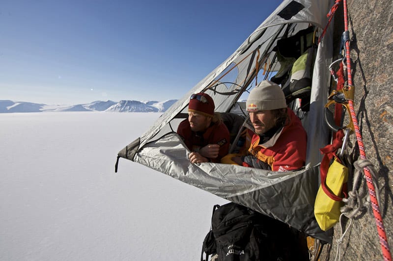 Robert Jasper und Stefan Glowacz bewundern am Morgen die Aussicht über den Buchan Gulf Fjord, Baffin Island, Kanada.