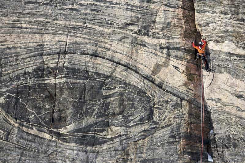 Stefan Glowacz klettert in der ersten Seillänge am Fjord Buchan Gulf auf Baffin Island, Kanada 2011.