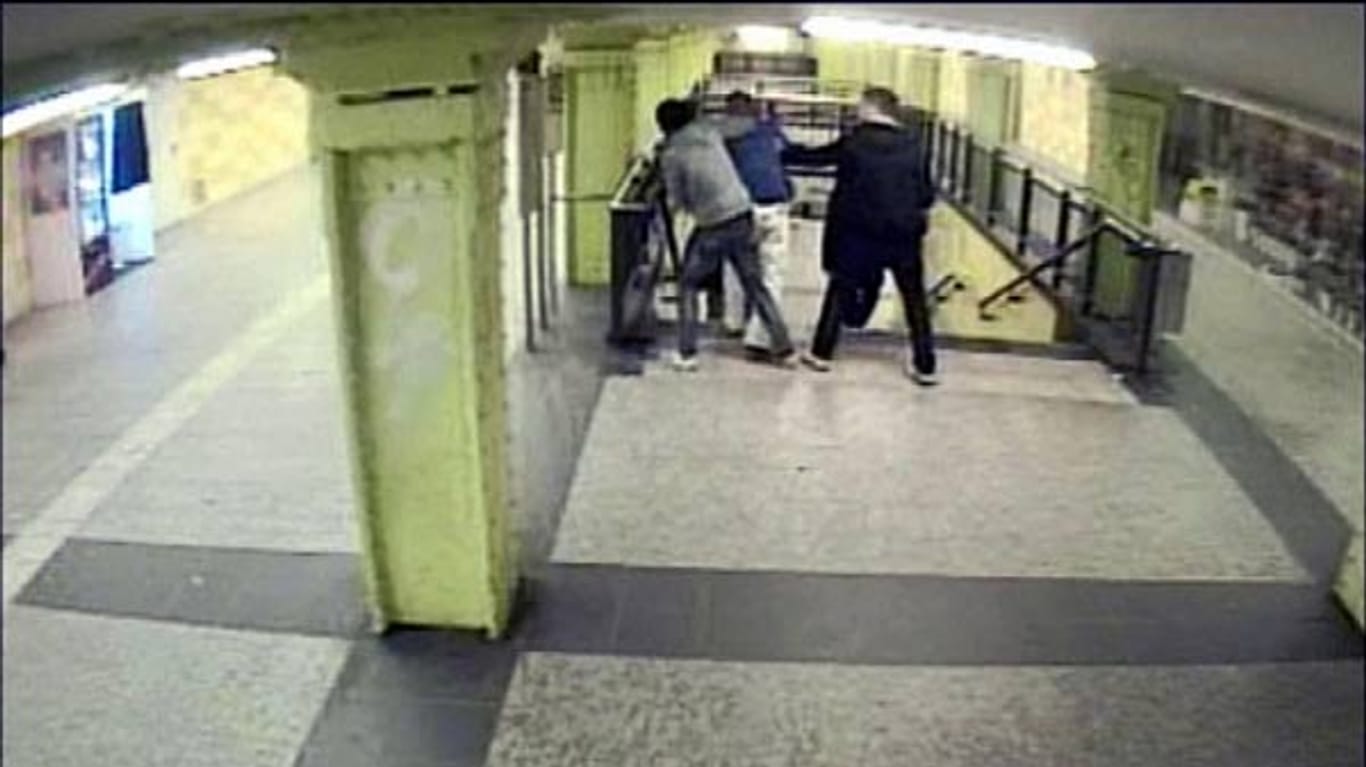 Szenen der Prügelattacke auf einen Handwerker in einem Berliner U-Bahnhof