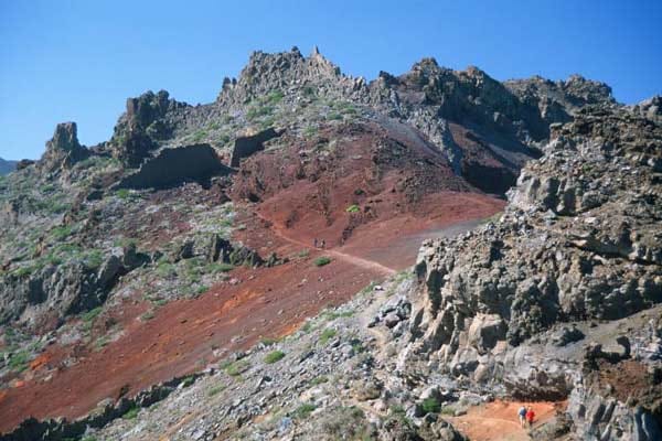 Auf La Palma zum mächtigsten Senkkrater der Welt im Nationalpark Caldera de Taburiente wandern.