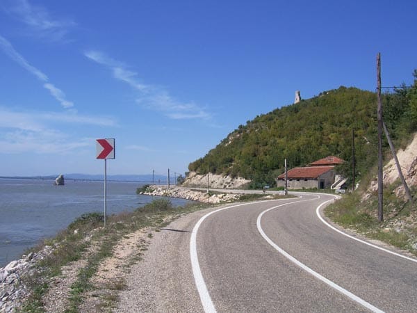 Radfahrend fast 7000 km durch Europa, hier an der Donau entlang der rumänischen Küste.