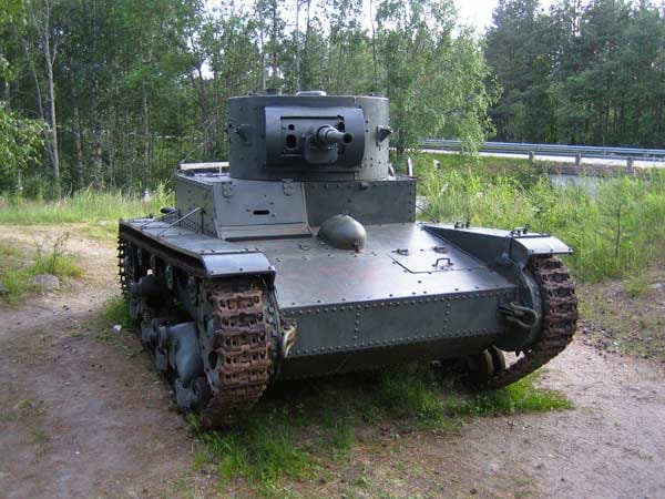 Die Radtour führt vorbei an vielen Gedenkstätten zum Thema "Kalter Krieg", hier stillgelegter Panzer in Finnland.