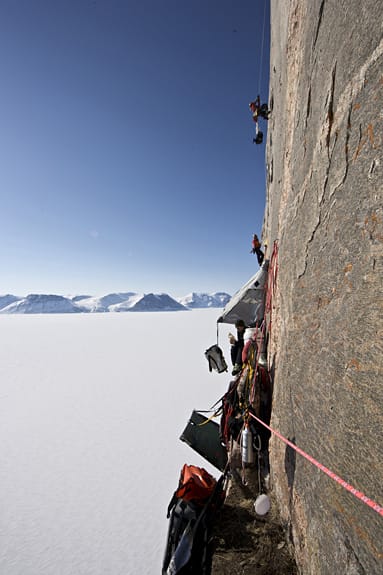 Extremkletterer Stefan Glowacz am Fjord Buchan Gulf auf Baffin Island, Kanada.