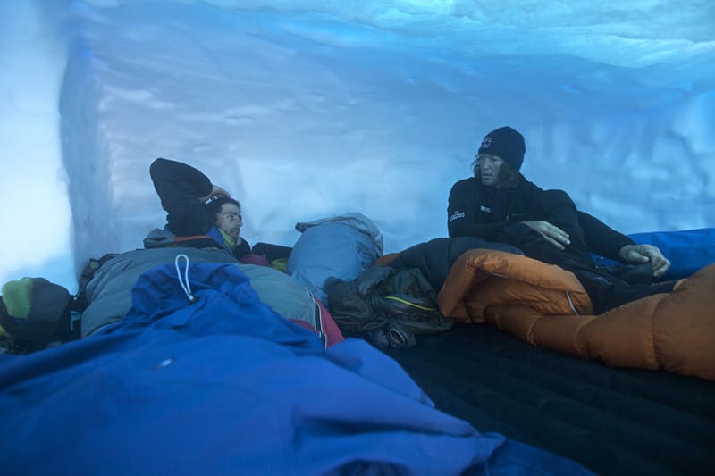 Kräftesammeln im eisigen Iglu am Fitz Roy in den argentinisch-chilenischen Anden.