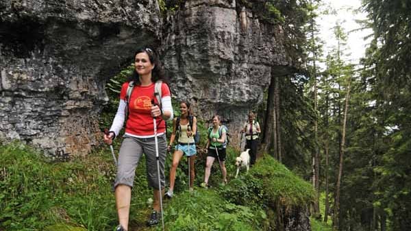 Tourguide Annette Heigenhauser führt die "Frauen wandern anders"-Tour.