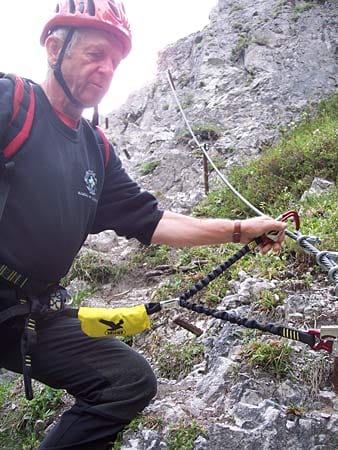 Wichtige Voraussetzung für Klettersteiggeher ist die richtige Ausrüstung. Von den zwei Sicherungskarabinern muss immer mindestens einer am Stahlseil eingehakt sein.