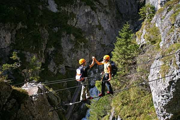 Der bodennahe Klettersteig Siega beginnt schon am Einstieg mit einer schmalen Seilbrücke.
