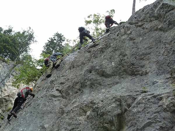 Anfänger und Unsichere können Klettersteige auch in Seilschaften gehen, am besten unterstützt von einem erfahrenen Bergführer.