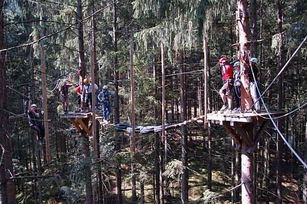 Tirol: Der "Naturerlebnis Hochseilgarten Zauberwinkl" ist nichts für Bequeme. Mit einem Führer werden die sportlichen Besucher beim Bewältigen der 29 Übungen begleitet.