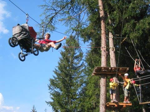 Südtirol: Der Kletterpark Toblach ist genau das Richtige für Familien. Kinder ab drei Jahren kommen im Sumsi-Parcours mit neuen Stationen und eigenem Baby-Fyling Fox auf ihre Kosten.