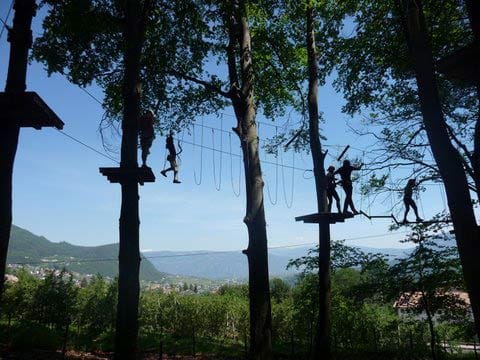 Klettern im Abenteuerpark Toblach in Südtirol: Netze, Balken, Baumstämme und Seilbrücken - rund 100 Elemente und 18 Seilrutschen mit bis zu 60 Metern Länge gehören zum Park.
