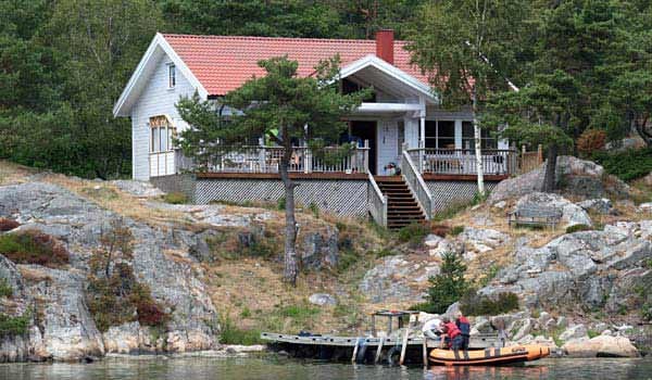 Nur eine knappe Stunde westlich von Kristiansand liegt das Ferienhaus im Schärengarten vor Tregde an Norwegens malerischer Südküste.