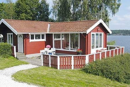Das Ferienhaus in Åmmeberg befindet sich auf einem 500 Quadratmeter großen Naturgrundstück