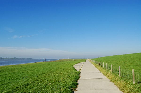 Oft führt der Nordseeküsten-Radweg auf Deichen entlang.