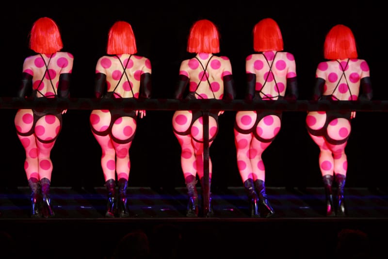 Fast nackt tanzen fünf junge Damen auf der Bühne des Pariser Kabaretts "Crazy Horse".