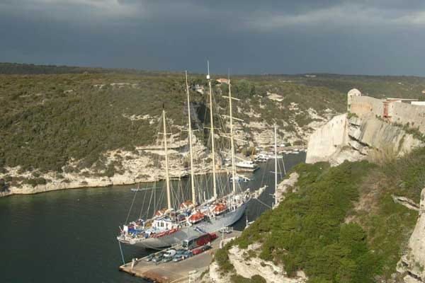 Korsika: Segler im Hafen von Bonifacio.