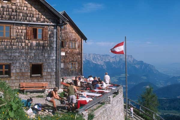 Berchtesgadener Alpen: Am Ende des Klettersteigs wartet das Purtscheller Haus für die Verschnaufspause.