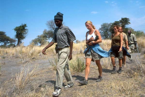 Wandern durch das Okavango-Delta in Botswana.