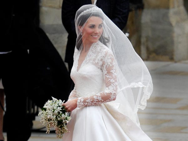 In ihrem schlichten, aber dennoch äußerst eleganten Hochzeitskleid machte die damals 29-Jährige eine wunderschöne Figur. Spätestens seitdem gilt sie als Modeikone - und als würdige Nachfolgerin von Lady Diana, der Prinzessin der Herzen.