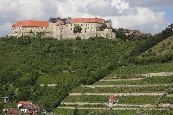 In der traumhaften Weingegend Saale-Unstrut liegt das Schloss Neuenburg.