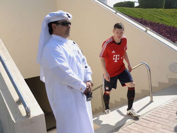 Nach seiner Schulterverletzung wird Bastian Schweinsteiger strengstens bewacht. Sein persönlicher Leibwächter achtet auch im Trainingslager in Katar darauf, dass ihm niemand zu nahe kommt.