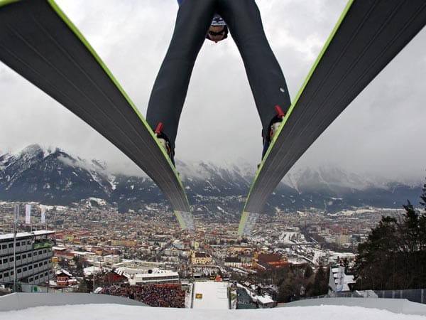 Wer kann schon von sich behaupten, dass ihm Innsbruck zu Füßen liegt? Chuck Norris kann es, die Skispringer, die bei der Vierschanzentournee von der Bergisel-Schanze abspringen, ebenfalls.