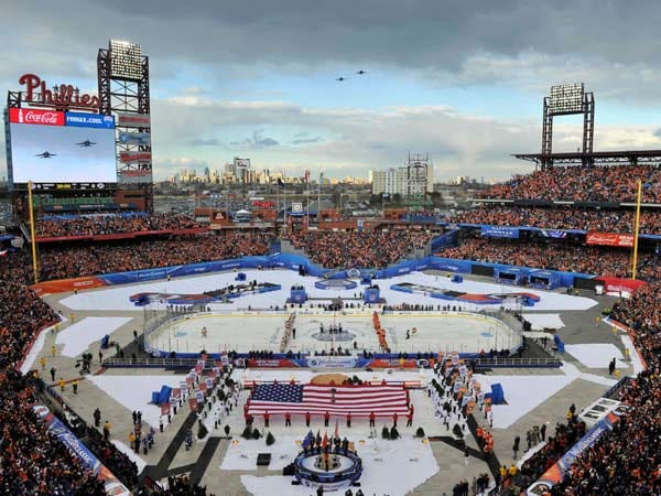 "Mama, ich hab sogar den Puck gesehen"! Eishockey im Miniaturformat erlebten die Zuschauer beim NHL-Winter-Classic zwischen den Philadelphia Flyers und den New York Rangers.