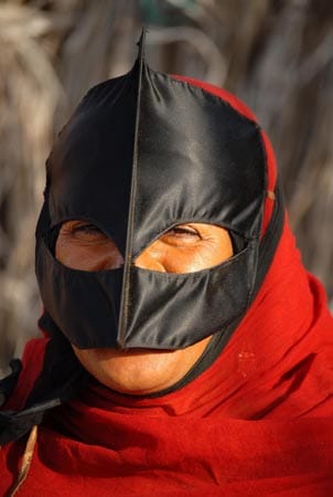 Einige Frauen im Oman tragen landestypische Masken, die Burka.