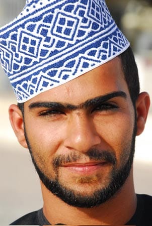Die traditionelle Kopfbegleitung für Omani bei der Arbeit heißt Kumah.