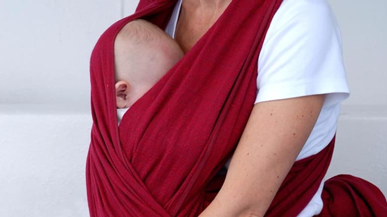 Das Baby tragen: An Mamas Bauch fühlen Babys sich geborgen.