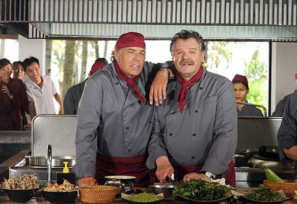 Station Vietnam: Hier sind Profis unter sich - Markus (Christian Kohlund, links) und sein alter Freund Erik (Gunter Berger) lassen es in der Küche ordentlich krachen.