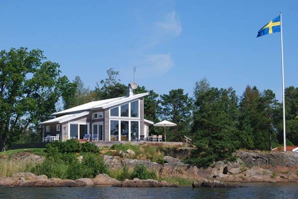 Ferienhaus mit Panoramaaussicht auf Gewässer.